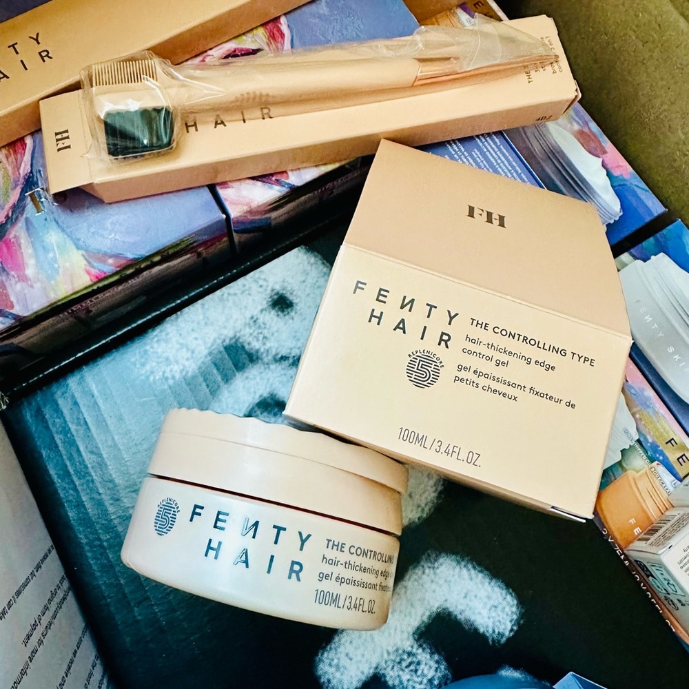 Fenty Beauty THE CONTROLLING TYPE HAIR-THICKENING EDGE CONTROL GEL  STYLING TOOL